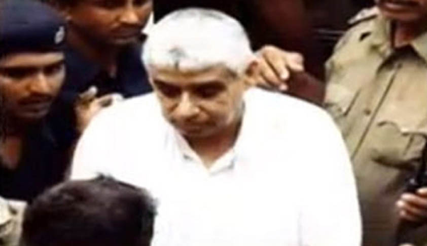 Clashes at ashram as police goes to arrest Rampal after HC issues Non-Bailable warrant