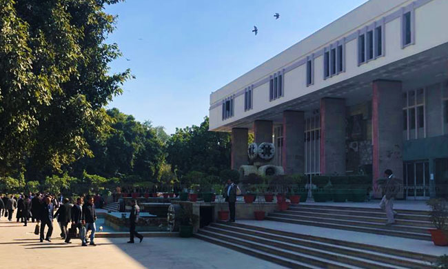 Right Of Husband/Children To Live With Wife/Mother Is A Fundamental Right: Delhi HC Quashes Leave India Notice Served On Pakistani Woman [Read Judgment]