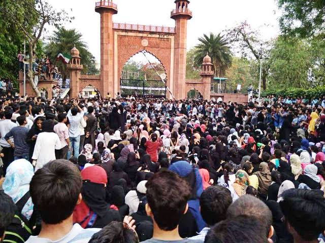 Breaking: [AMU Violence] Allahabad HC Directs UP Govt. To Take Action Against Policemen, Orders Compensation For 6 Students