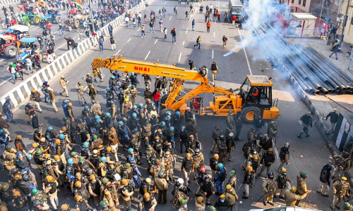 [Republic Day Violence] Sitting On Roof Of Car With National Flag Prima Facie Shows His Role To Instigate Unruly Mob: Delhi Court Denies Bail To Accused