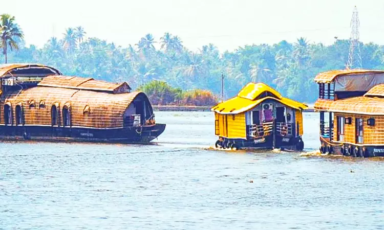 Vembanad Lake Pollution: Kerala High Court Issues Directions To Curb Pollution By Non-Compliant Houseboats