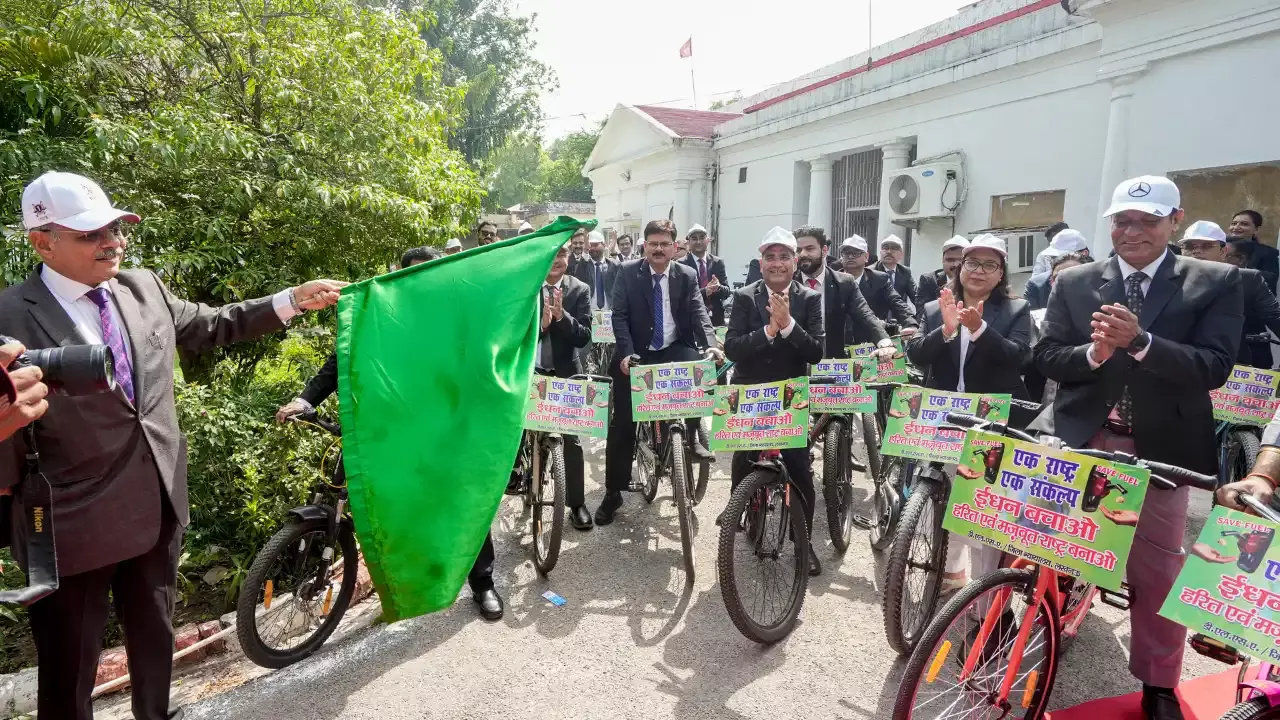 70 Judicial Officers In Lucknow Cycle To Court Following PM Modis Call For Fuel Conservation 70 Judicial Officers In Lucknow Cycle To Court Following PM Modis Call For Fuel Conservation