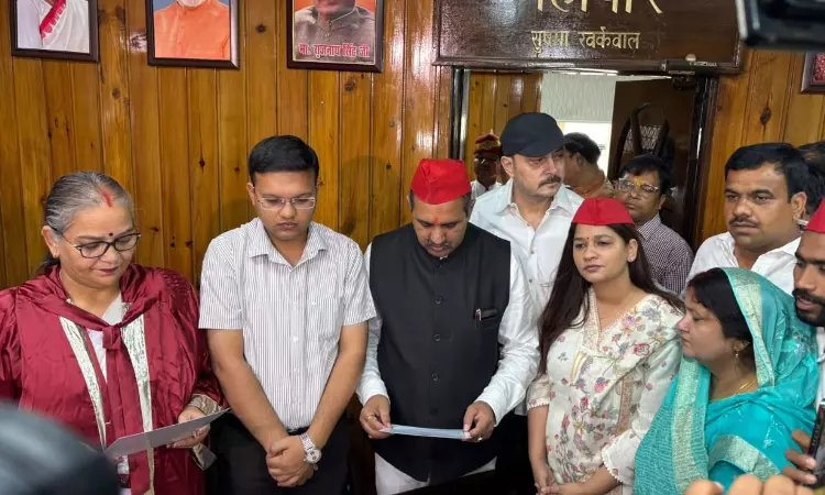 Lucknow Mayor Administers Oath To SP Corporator Following Allahabad HC Order Suspending Her Powers Lucknow Mayor Administers Oath To SP Corporator Following Allahabad HC Order Suspending Her Powers