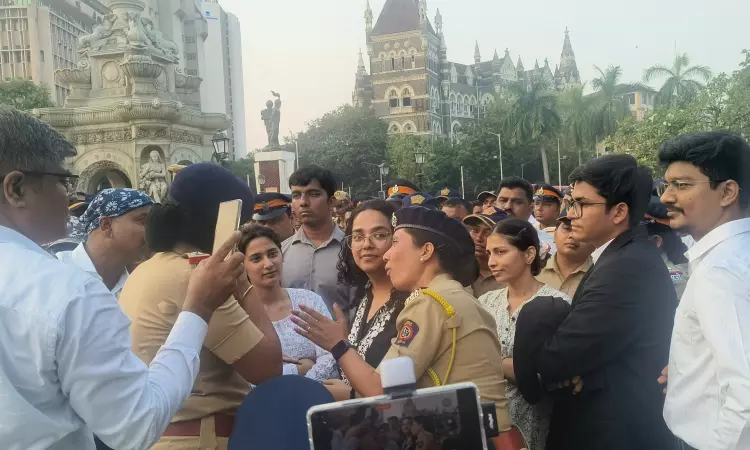 Bombay High Court Advocates Stage Symbolic Protest To Protect Constitution, Read Out Preamble Bombay High Court Advocates Stage Symbolic Protest To Protect Constitution, Read Out Preamble