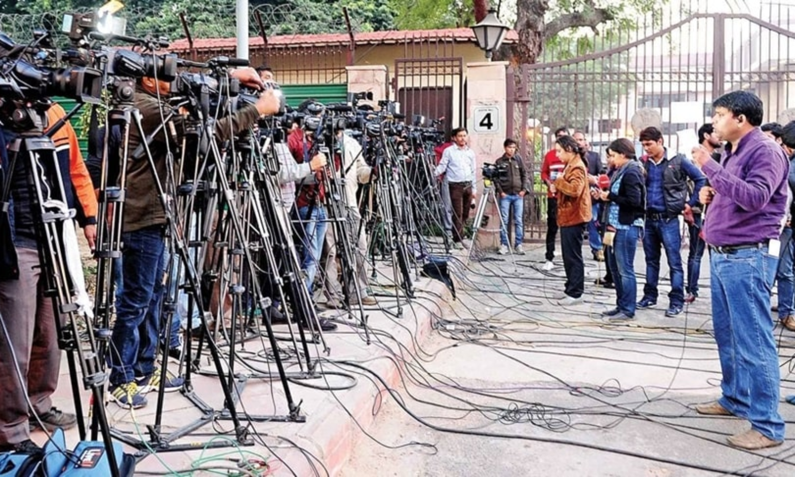 PIL By Journalist Unions Against Salary Cut, Lay Offs; Bombay HC Issues  Notice To Centre, State & 10 Media Groups
